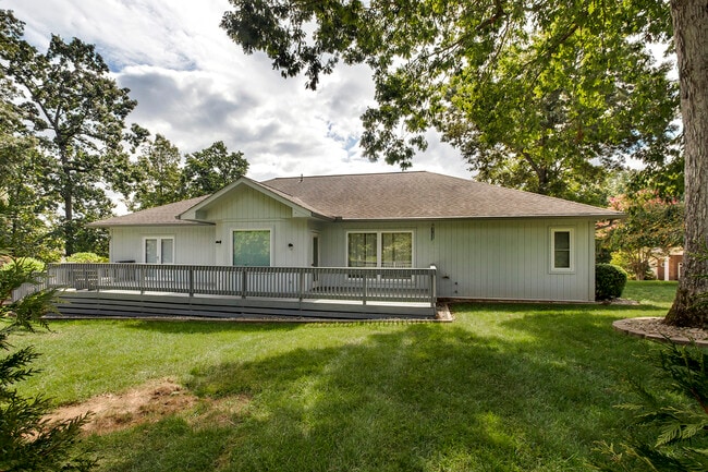 Building Photo - 201 Seminole Cir