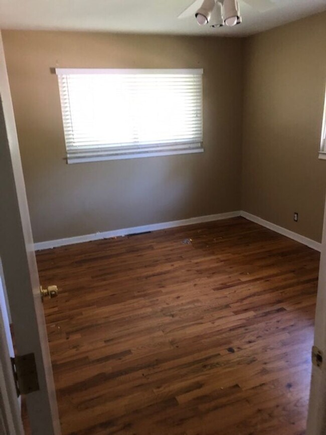 Building Photo - LOCATION, LOCATION, 3 BEDROOM HOUSE FOR LE...