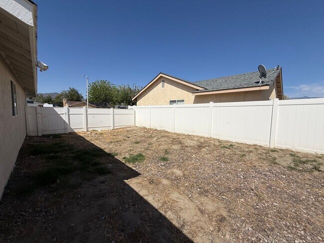 Building Photo - Remodeled Three Bedroom Two Bath in Hemet!