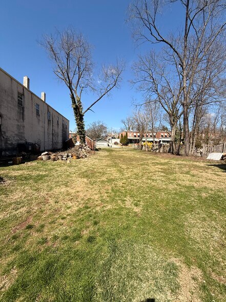 Building Photo - 1605 DeKalb St