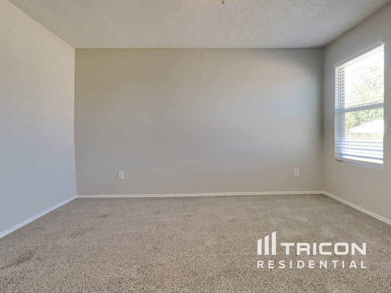 Building Photo - 104 Scarlet View