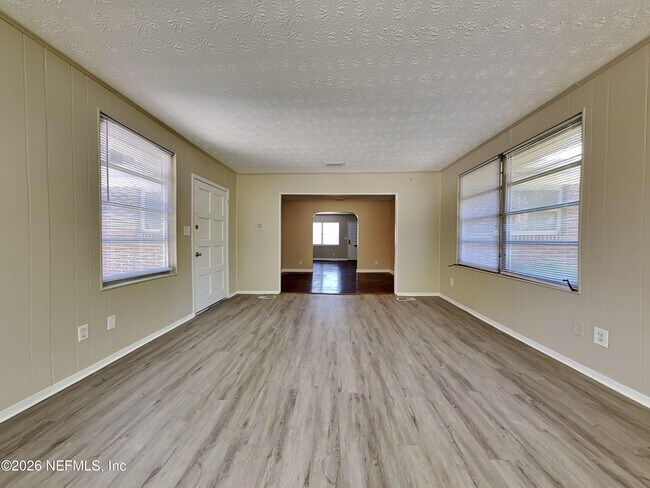 Building Photo - 1332 Arlingwood Ave