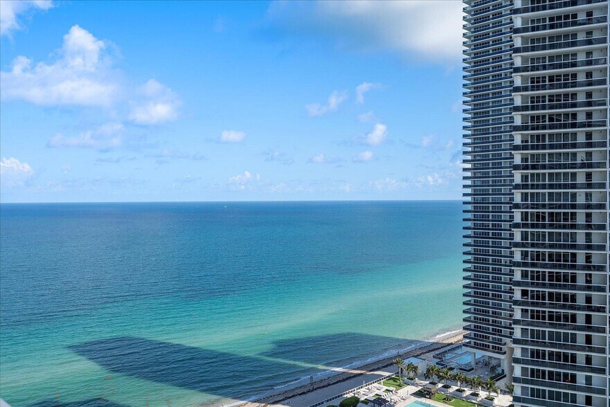 Building Photo - 4011 S Ocean Dr