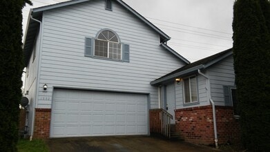 Building Photo - WOODLAND 3 BEDROOM, 3 BATH BEAUTY!