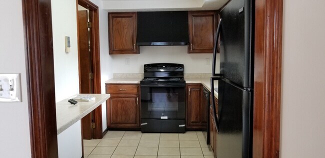 Building Photo - Huge 3 bedroom 2.5 bath town home with a 2 car garage.