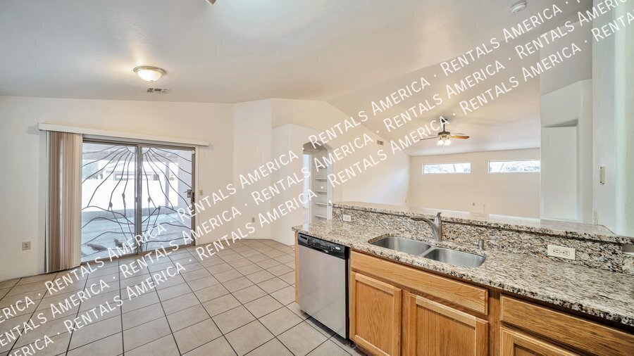 Building Photo - 2252 W Silver River Way