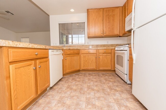 Building Photo - Available! 2 Bedroom Townhome inside Pacif...