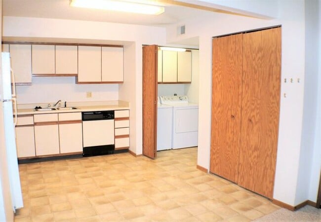 Building Photo - $1,095 | 2 Bedroom, 1 Bathroom 2nd Floor C...