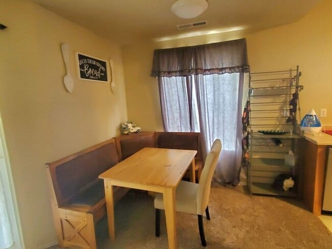 Building Photo - Updated 3 bedroom townhome with easy access to Powers Corridor!
