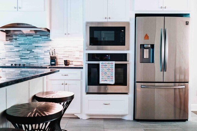 Building Photo - 406 NW Retreat Ln