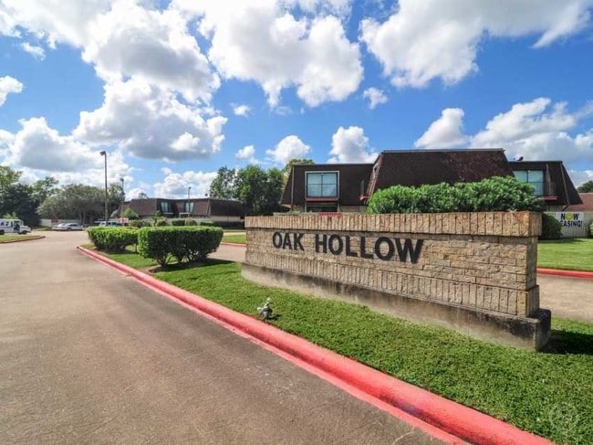 Building Photo - Oak Hollow