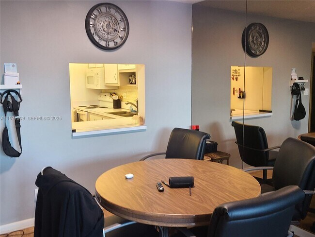 Building Photo - 2306 S Cypress Bend Dr