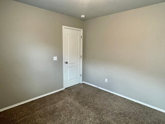 Building Photo - Beautiful 4 bed Bedroom Home in Mustang Sc...