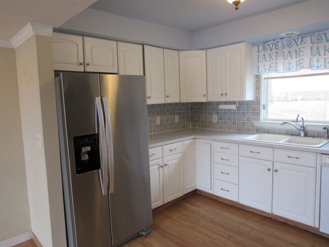 Building Photo - 4 bedroom lake view home