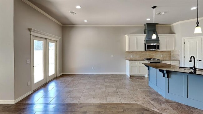 Building Photo - 5720 St James Pl