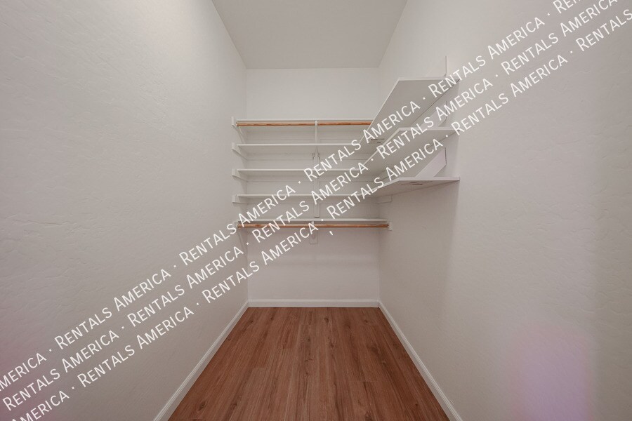 Building Photo - 1295 E Leaf Rd