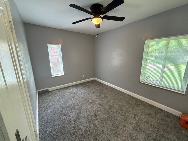 Building Photo - Renovated 2-Bedroom Home – We Welcome Sect...