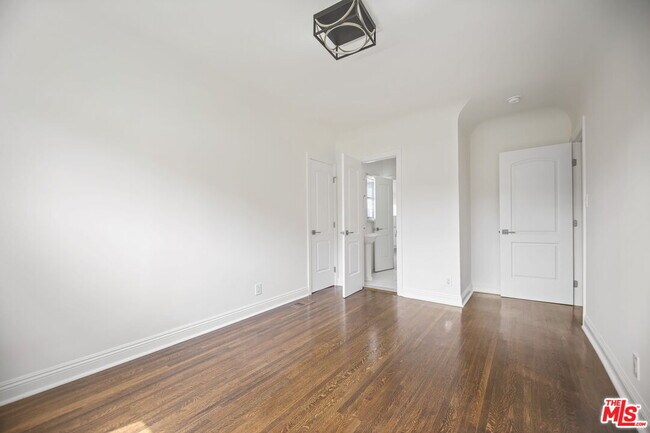 Building Photo - 1146 S Stanley Ave