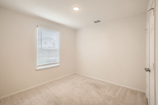 Building Photo - 4 bedroom- 8 miles from Randolph Air Force...