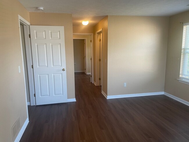 Building Photo - 2 bed 2 bath condo with garage FRESH PAINT!