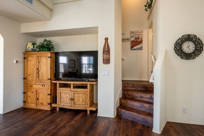Building Photo - Gated Community 2 Bed/2 Bath Condo Furnished Long term Boat deep garage