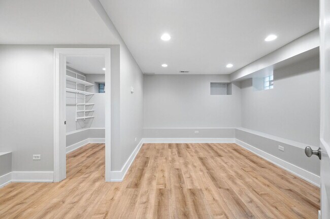 Building Photo - 825 N Winchester Ave