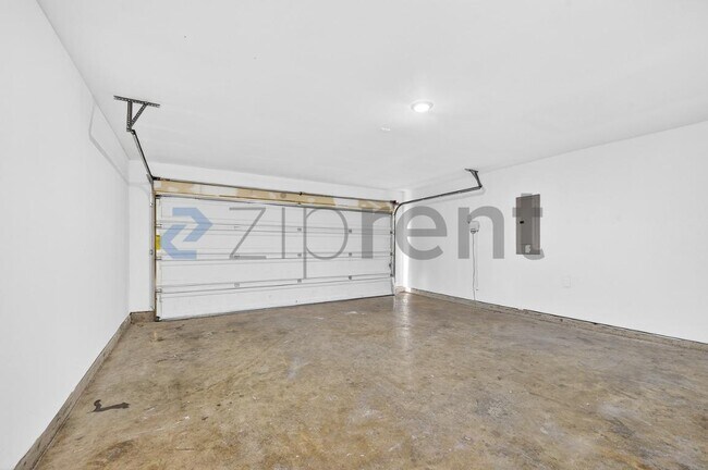 Building Photo - 900 Wildflower St