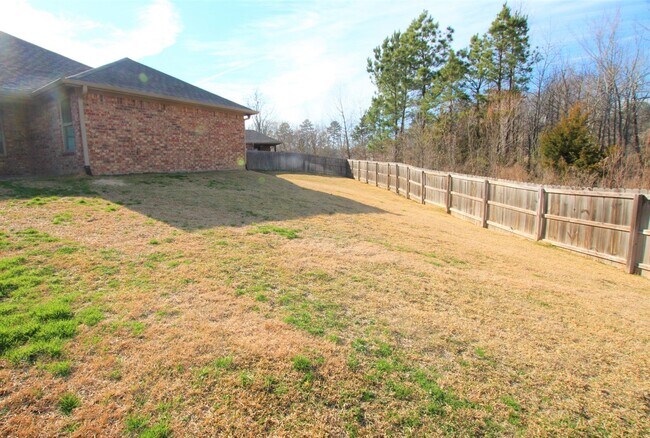 Building Photo - Beautiful 3 Bedroom 2 Bathroom Townhouse in South Tyler! Now offering 1/2 OFF FIRST FULL MONTHS R...