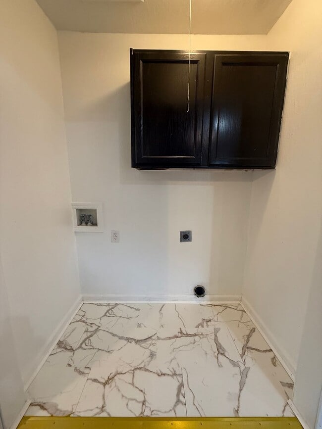 Building Photo - Beautiful 4 bedroom 2 bath house available now