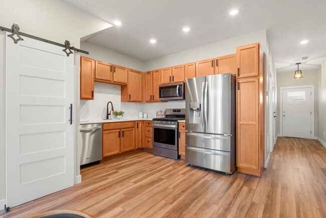 Building Photo - 1071 Oak Cir
