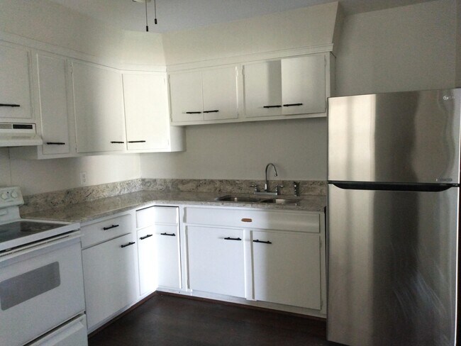 Building Photo - 1104 N Bedell Ave