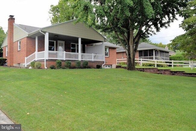 Building Photo - Beautiful 2 bed Rancher for Rent. Palmyra