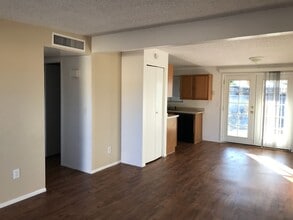 Building Photo - Conveniently Located 3Bdm 2Ba Townhome!