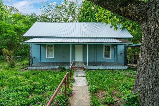 Primary Photo - Move-In Ready House for Rent in Talladega! 3 bed 2 bath
