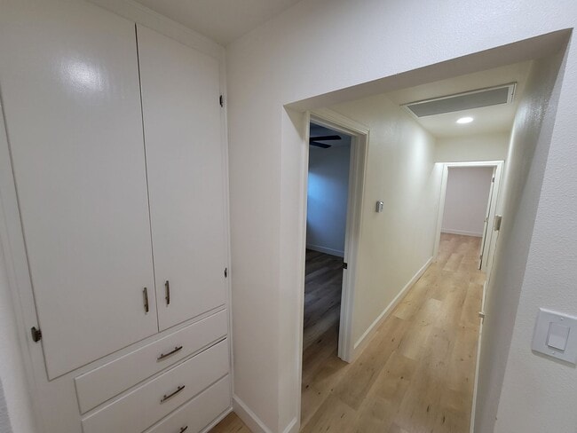 Building Photo - Renovated 3 Bed, 2 Bath 1122 Sqft front un...