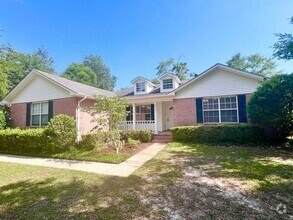 Building Photo - Charming Home - Newly Renovated