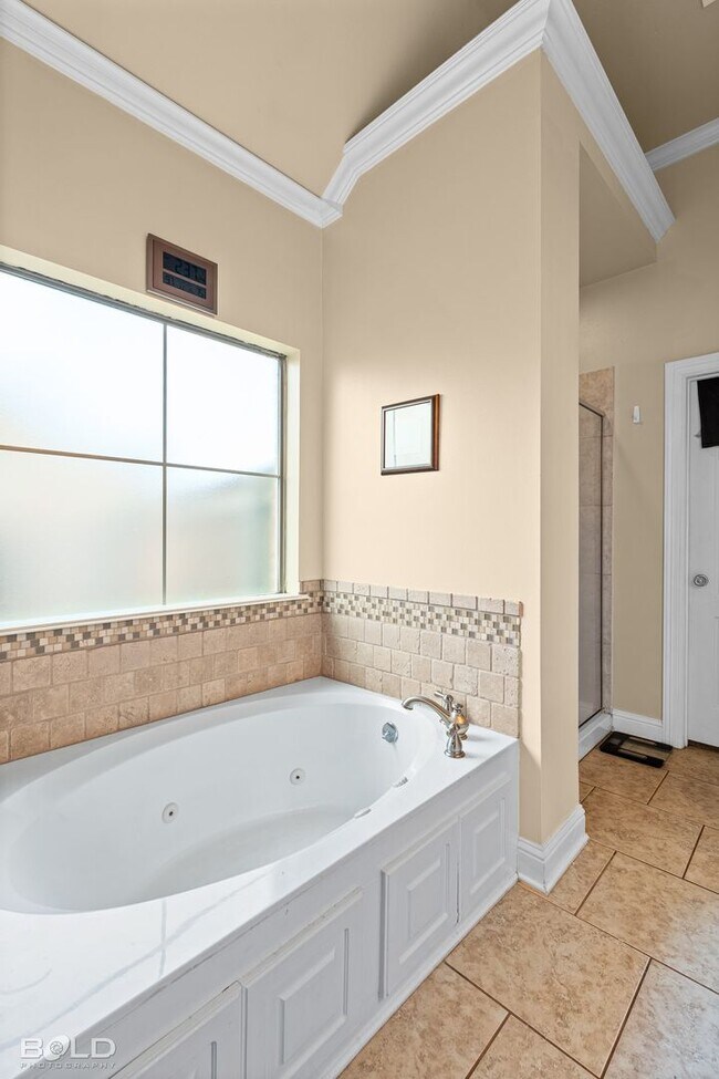 Building Photo - Check Out this 4 Bed 2 Bath with A Pool and Hot Tub