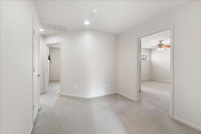 Building Photo - 7 Pewter Ct