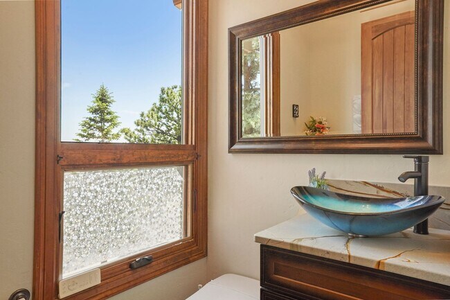 Building Photo - Stunning Broadmoor Estate with Mountain & City Views