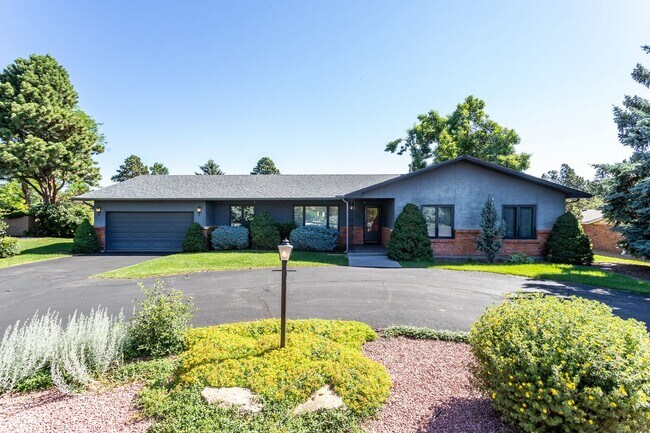 Building Photo - Ranch Style Home Located inside Kissing Camels!