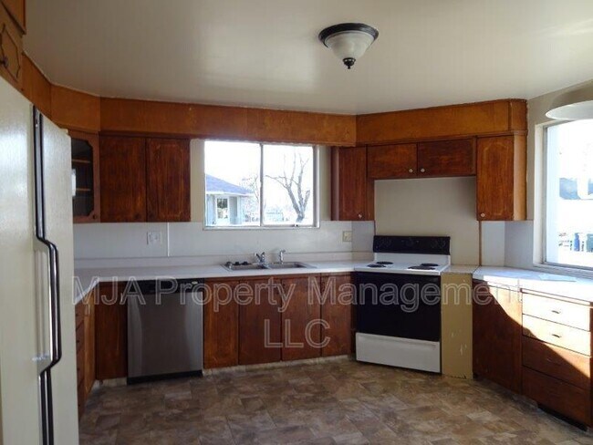 Building Photo - 352 Hampton Ave S