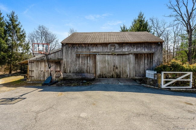 Building Photo - 175 Mountain Rd
