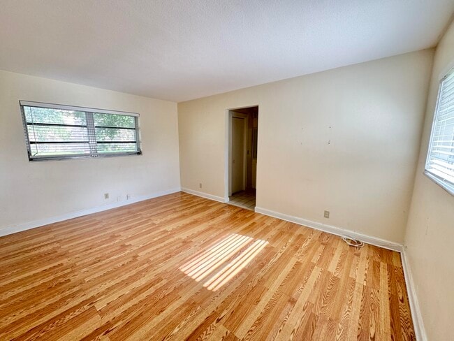 Building Photo - 200 SW 4th St