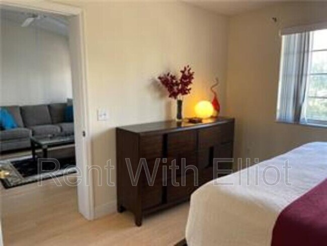 Building Photo - 2021 SE 10th Ave