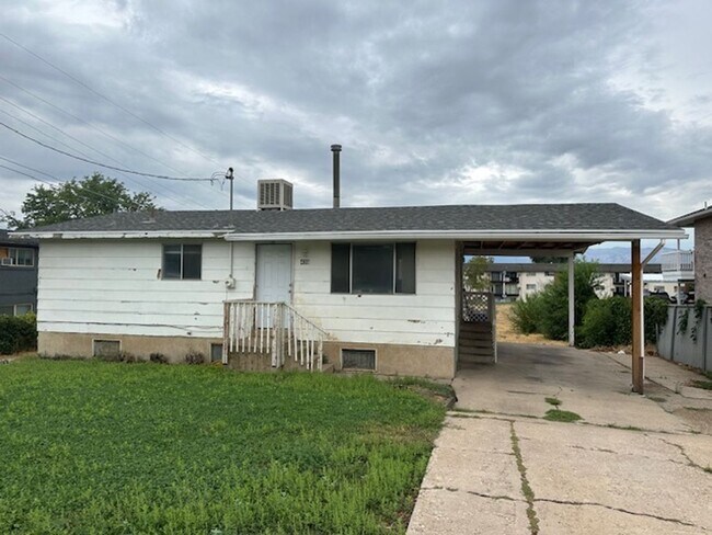 Primary Photo - Newly Renovated Home in Washington Terrace...
