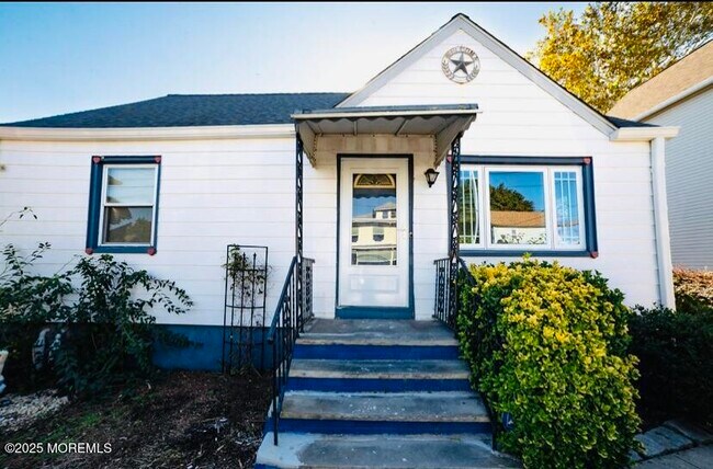 Building Photo - 341 David St