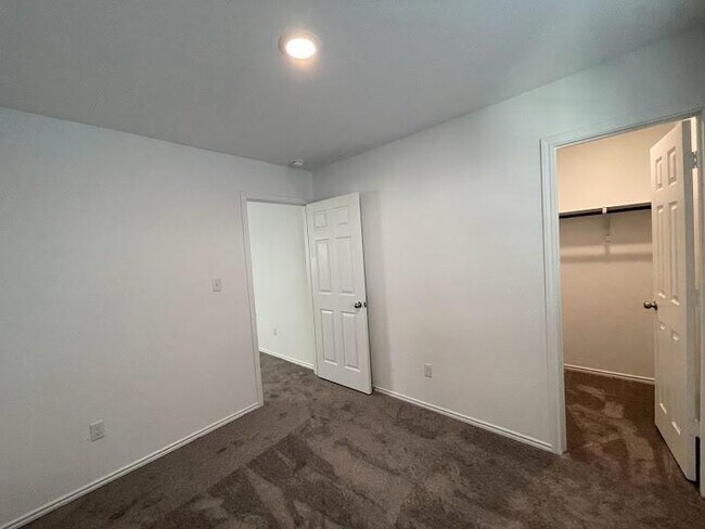 Building Photo - 640 Pickrell Lp