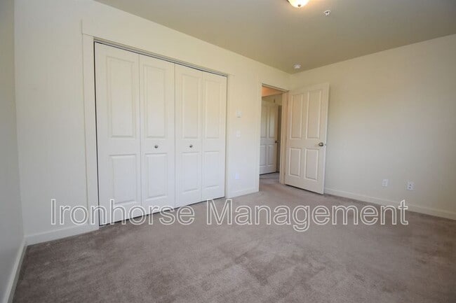 Building Photo - 807 W Villard St