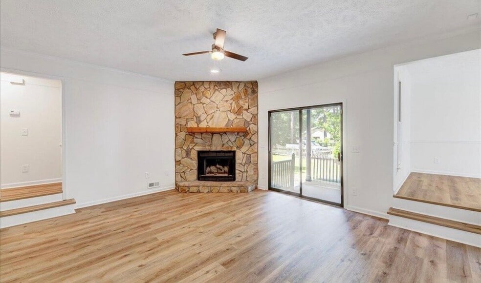 Building Photo - 7165 Dayspring Dr