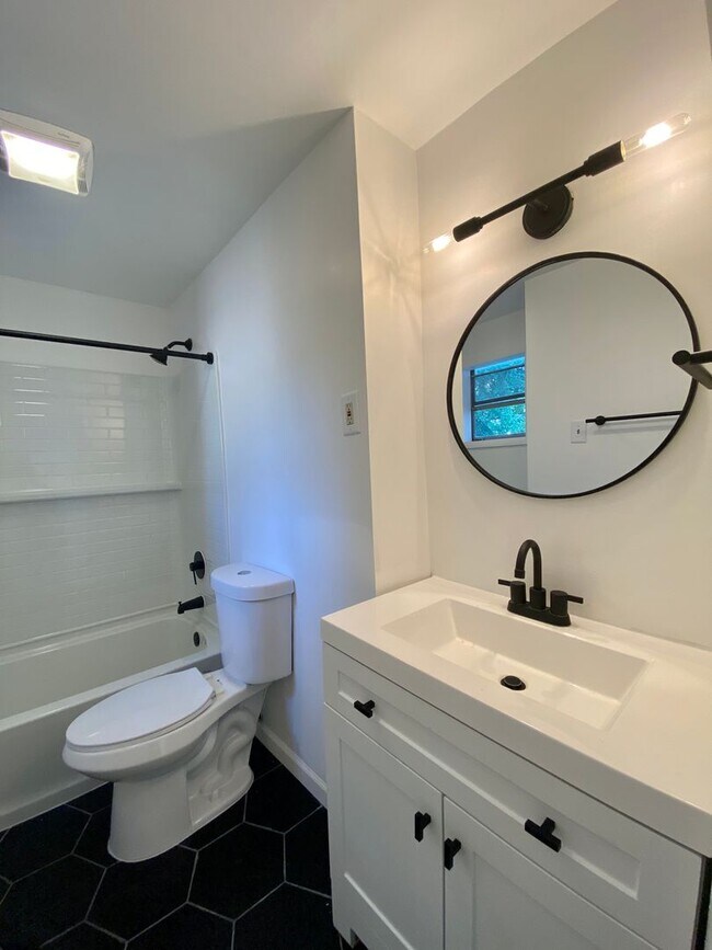 Building Photo - 451 Warner St